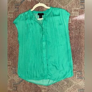 Rachel Roy silky flowy sleeveless button down top blouse in Kelly green